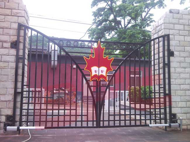 北京西四小學(xué)平開(kāi)門(mén)機(jī)案例 - 中出網(wǎng)-智能出入口與停車充電門(mén)戶