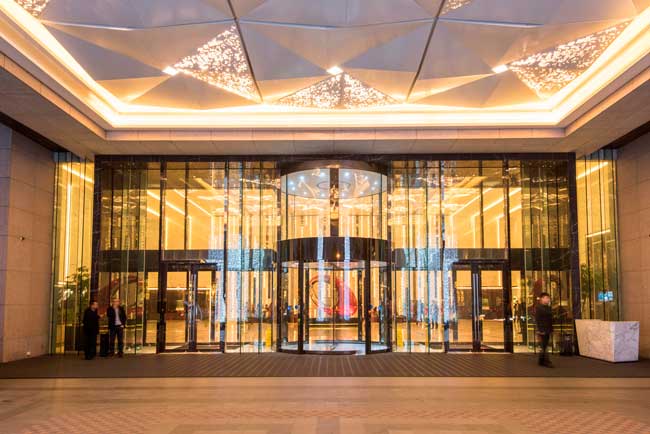 上海寶華萬豪酒店旋轉(zhuǎn)門案例 - 中出網(wǎng)-智能出入口與停車充電門戶