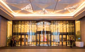 上海寶華萬豪酒店旋轉(zhuǎn)門案例 - 中出網(wǎng)-智能出入口與停車充電門戶