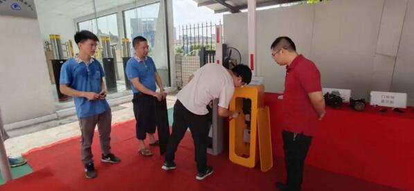 晶源門控硬件總工程師李坤代表研發(fā)部向測評(píng)見證官程子勛秘書長逐一講解