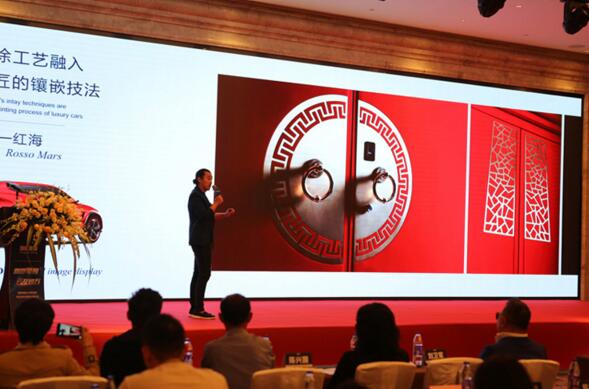 趙總介紹“云及領第”新產品