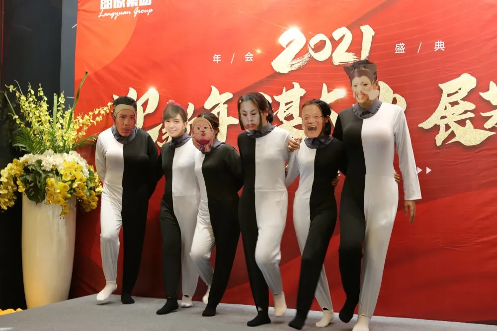 聯(lián)歡晚會，各展芳華