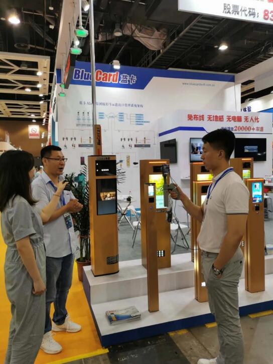 藍(lán)卡展臺(tái)不僅備受領(lǐng)導(dǎo)和觀眾注目，更吸引了各路記者
