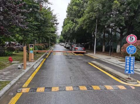 三伏天，藍(lán)卡LCD高速車(chē)牌識(shí)別道閘掃碼付一體機(jī)實(shí)現(xiàn)停車(chē)管理既省心又省力