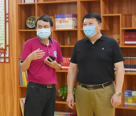 侯總（右）與華師大海滄附中葉校長(zhǎng)（左）在交流中