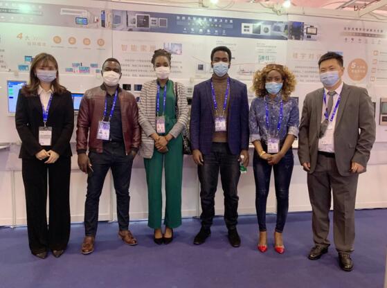 來(lái)自烏干達(dá)的朋友蒞臨狄耐克展區(qū)觀展和體驗(yàn)