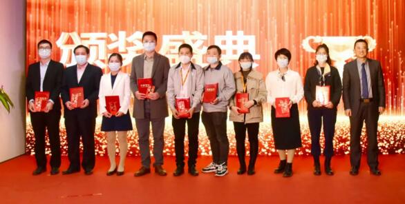 狄耐克董事長(zhǎng)、總經(jīng)理繆國(guó)棟先生為公司優(yōu)秀團(tuán)隊(duì)頒獎(jiǎng)
