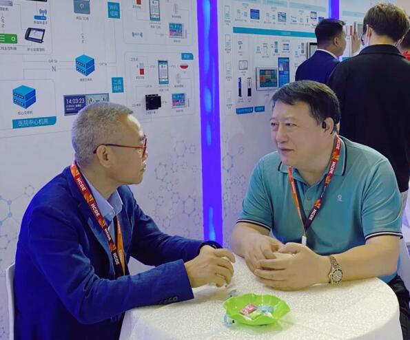 狄耐克副總經(jīng)理侯宏強與客戶洽談中