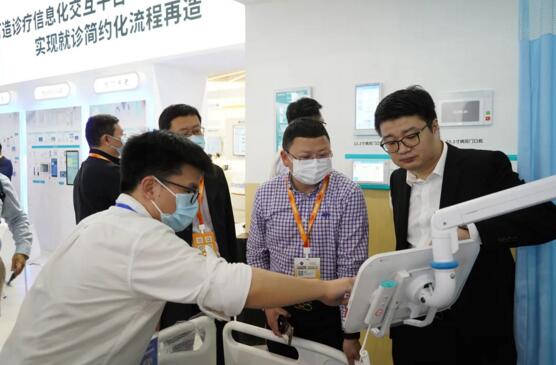 狄耐克物聯(lián)智慧銷售總監(jiān)繆超帶領(lǐng)客戶體驗公司智能床旁交互系統(tǒng)