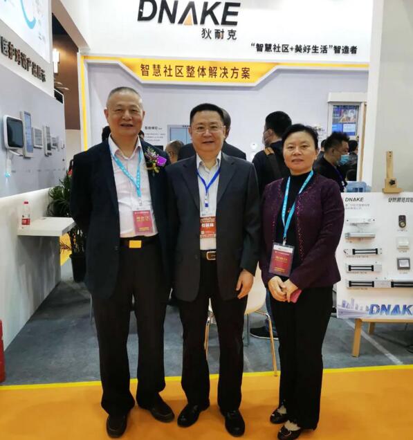 狄耐克營銷總監(jiān)趙宏（中）熱情接待福建省安防協(xié)會相關領導