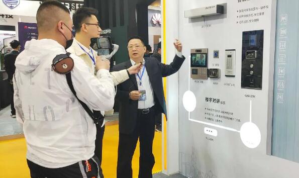 狄耐克營銷總監(jiān)趙宏帶領媒體參觀公司樓宇對講、智能家居等產(chǎn)品