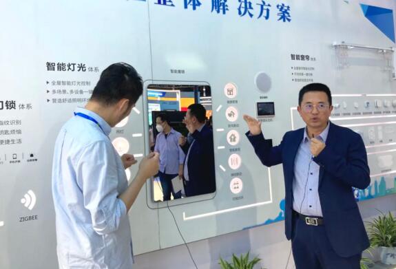 繆總帶領(lǐng)媒體參觀和體驗了狄耐克智慧社區(qū)整體解決方案展區(qū)