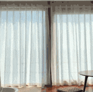 聯(lián)動(dòng)了“早安模式”的落地窗簾徐徐拉開(kāi)