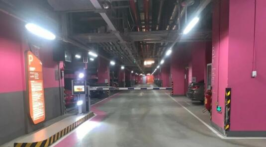 天津 K11 Select智慧停車場出入口采用智能17寸LCD大屏車牌識別一體機(jī)