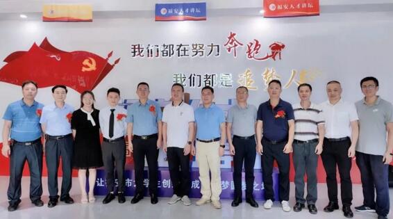 狄耐克董事長兼總經(jīng)理繆國棟（左五）出席講壇