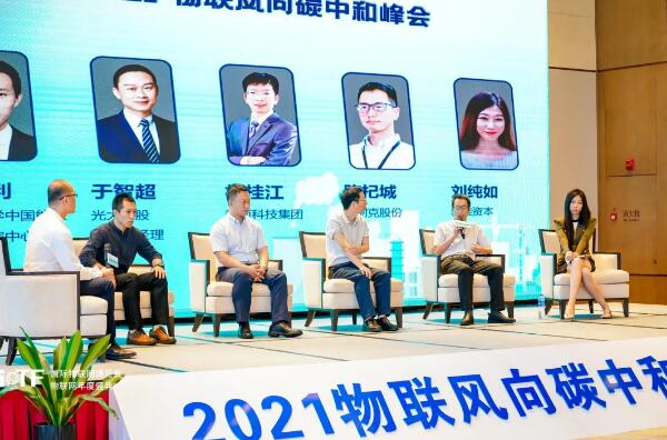 狄耐克CTO陳杞城（右二）在圓桌會議上發(fā)表講話