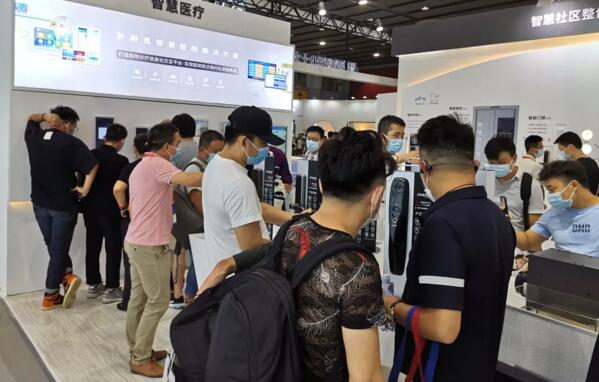 展會(huì)期間，狄耐克展區(qū)觀眾如織