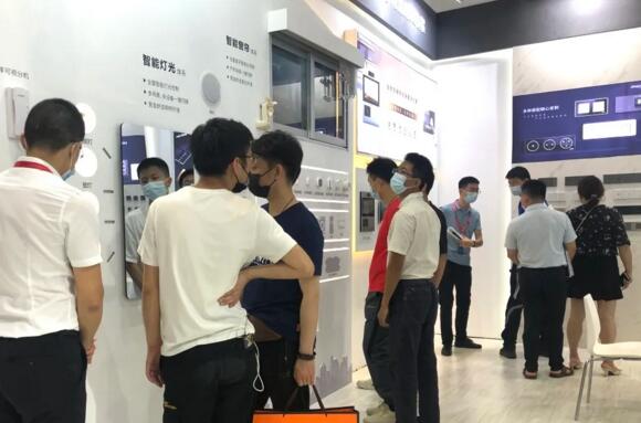 狄耐克首次在全屋智能家居解決方案中融入了智慧中控屏