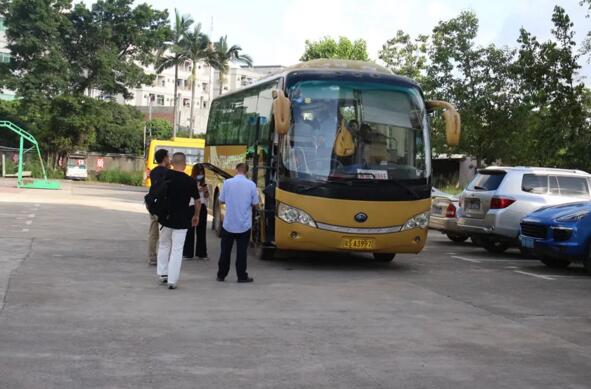 早上7點30，全體成員集合出發(fā)！