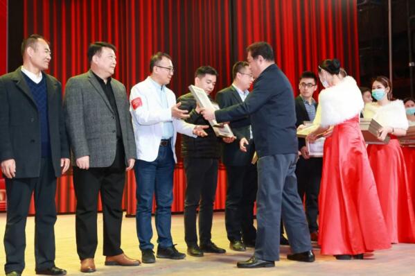 操經(jīng)理代表安快上臺(tái)領(lǐng)獎(jiǎng)