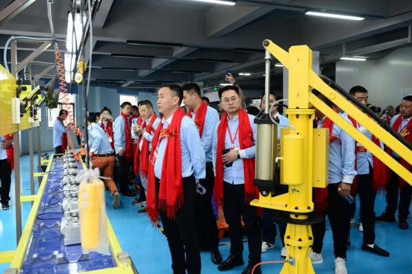 大家前往安快最新的自動(dòng)化產(chǎn)線參觀