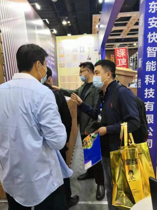 工作人員詳細(xì)介紹企業(yè)情況和產(chǎn)品優(yōu)勢