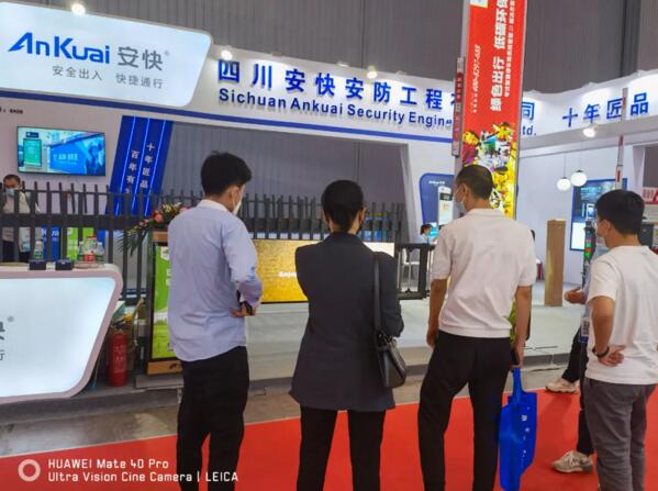 D209大型燈箱廣告道閘以無邊燈箱廣告工藝驚艷全場，備受矚目