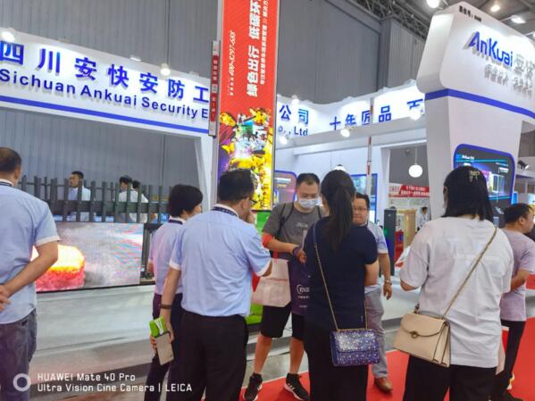 D206LED廣告道閘前人潮絡繹不絕，戶外高清LED，出彩性能