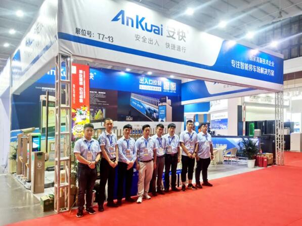 現(xiàn)場(chǎng)工作人員合影