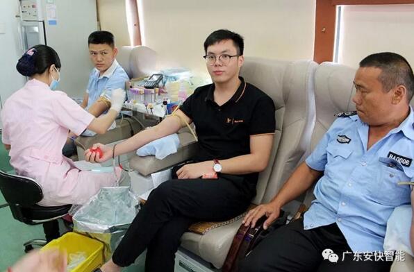 安快人捋袖獻(xiàn)血“愛(ài)的奉獻(xiàn)” 情意濃濃！