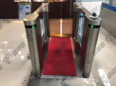 創(chuàng)新通人臉識別一體化速通擺閘 體驗無感刷臉通行