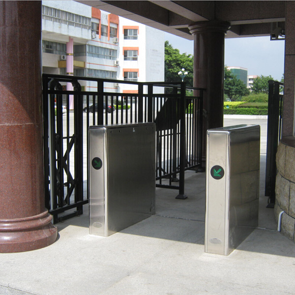深圳光明高級(jí)中學(xué)通道閘案例 - 中出網(wǎng)-智能出入口與停車(chē)充電門(mén)戶(hù)