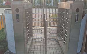 湖南省重慶啤酒有限責(zé)任公司通道閘案例 - 中出網(wǎng)-智能出入口與停車充電門戶