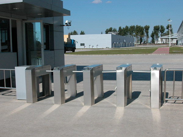 清水湖度假村通道閘案例 - 中出網(wǎng)-智能出入口與停車充電門戶