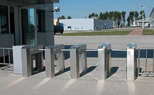 清水湖度假村通道閘案例 - 中出網(wǎng)-智能出入口與停車充電門戶