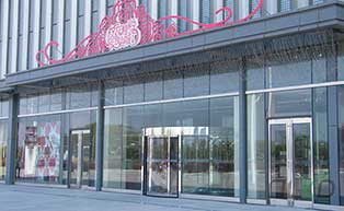 大慶萬達廣場旋轉門工程案例 - 中出網(wǎng)-智能出入口與停車充電門戶