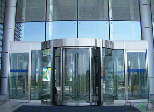 榆林經(jīng)濟(jì)開發(fā)區(qū)創(chuàng)業(yè)大廈旋轉(zhuǎn)門工程案例 - 中出網(wǎng)-智能出入口與停車充電門戶