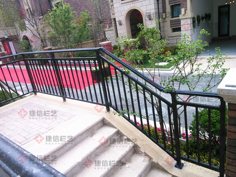 保利領(lǐng)秀山組合式陽(yáng)臺(tái)欄桿案例