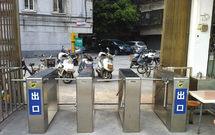 南海機關(guān)游泳場人行通道閘工程案例 - 中出網(wǎng)-智能出入口與停車充電門戶