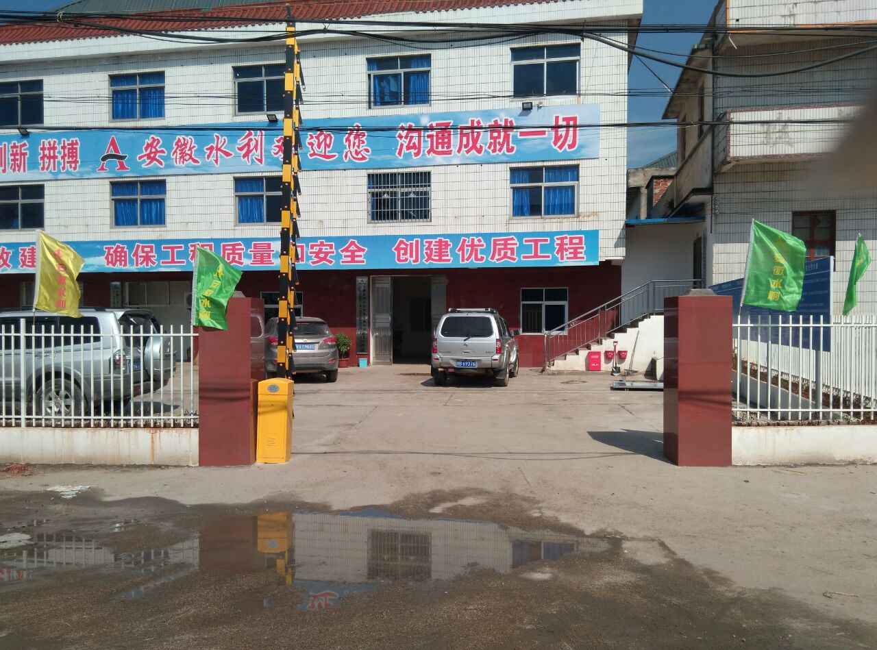 信豐全球通大廈柵欄道閘實(shí)例 - 中出網(wǎng)-智能出入口與停車充電門戶