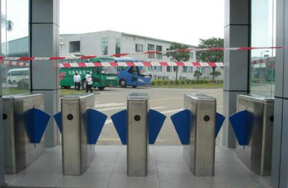 廠房通道閘案例 - 中出網(wǎng)-智能出入口與停車充電門戶