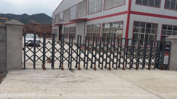 石家莊出安智能電動伸縮門閃亮在石家莊鐵路職業(yè)技工學(xué)校大門口