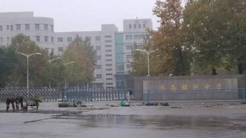 濟(jì)南稼軒初級中學(xué)選用濟(jì)南出安智能伸縮門