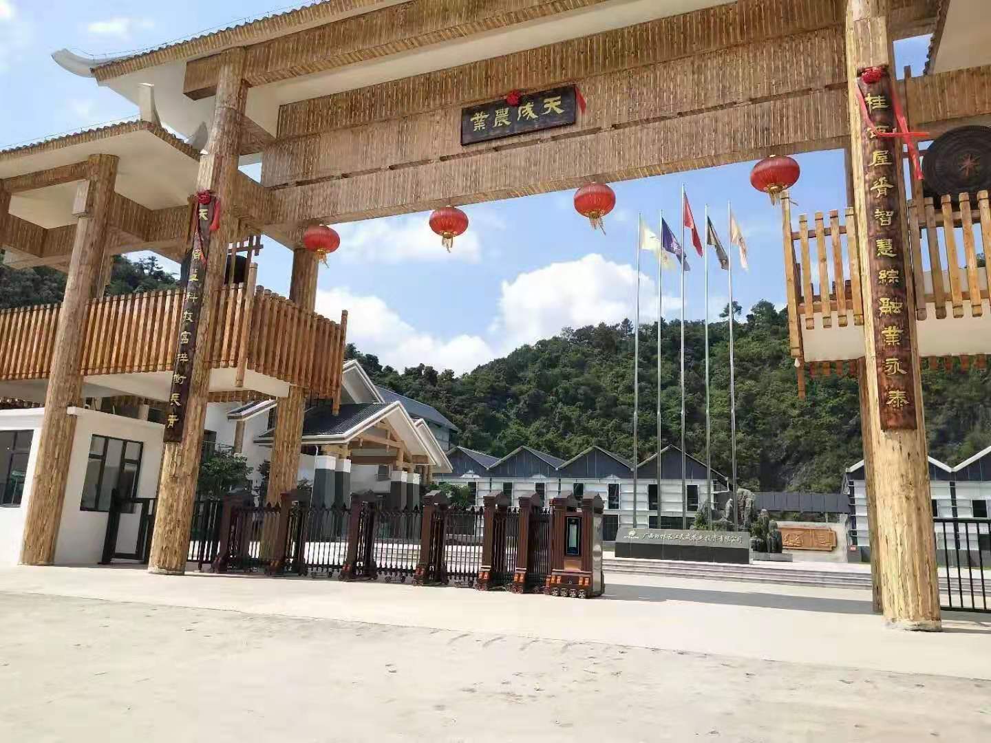 金碧輝煌工程案例 - 中出網(wǎng)-智能出入口與停車充電門戶