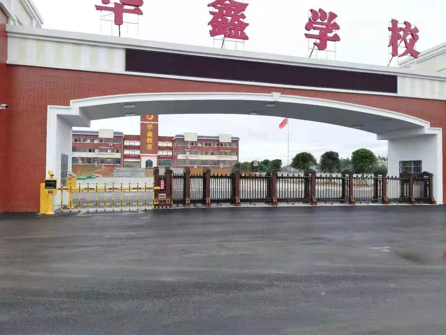 金碧輝煌工程案例 - 中出網(wǎng)-智能出入口與停車(chē)充電門(mén)戶(hù)