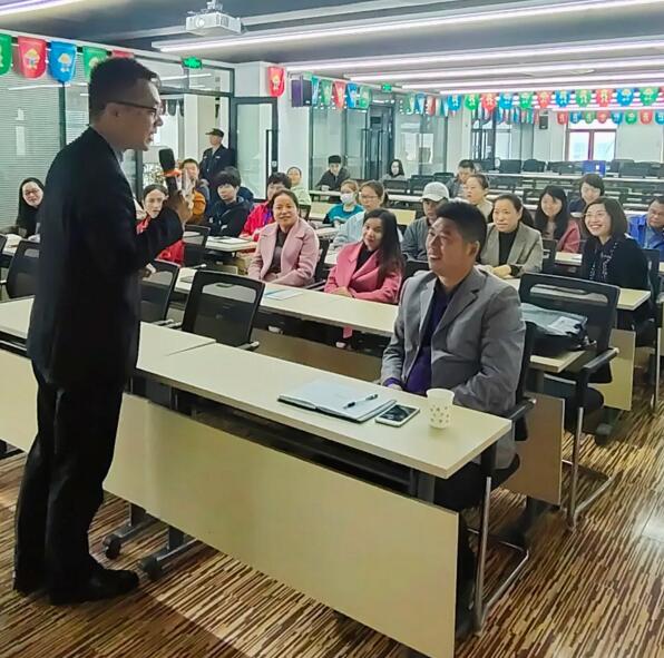 陳樂(lè)老師現(xiàn)場(chǎng)為員工進(jìn)行了身體健康的自我檢查操作演示