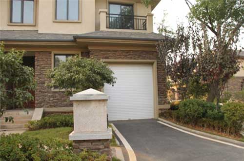 武漢保利地產車庫卷簾門案例 - 中出網-智能出入口與停車充電門戶