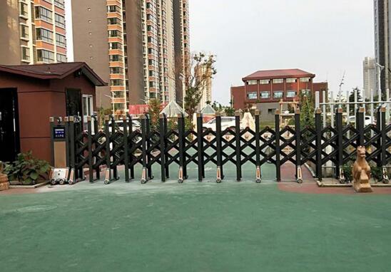 熱烈祝賀保定出安智能電動(dòng)伸縮門(mén)安裝在榮盛國(guó)際中心大門(mén)口