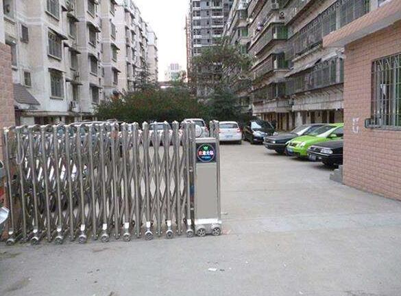 鉑悅山的大門口的電動伸縮門由保定出安智能提供