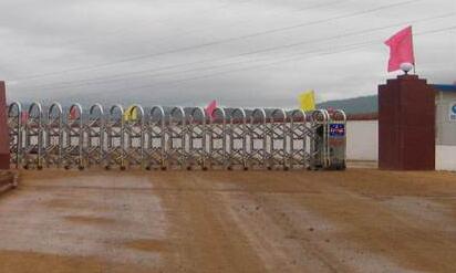 保定出安智能電動伸縮門閃亮在保定建設(shè)工程監(jiān)理有限公司大門口